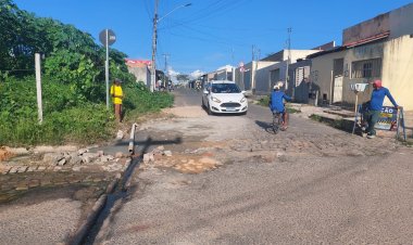 Floriano executa serviços de iluminação no campo e tapa buracos na cidade