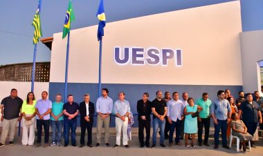 Prefeitura de Floriano entrega Praça Professora Fátima Alencar, em frente a Uespi