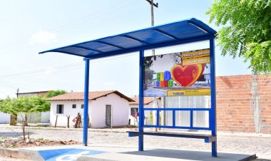 Prefeitura de Floriano executa projeto piloto de instalação de paradas de ônibus