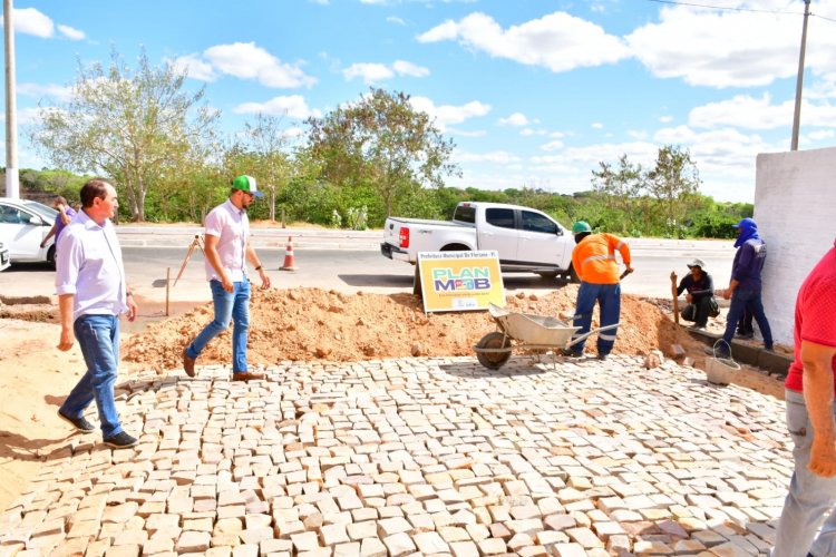 Prefeito Antônio Reis visita obra de calçamento do Projeto PlanMob em Floriano