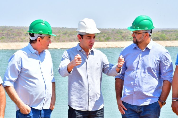 Prefeito Antônio Reis  visita obras do Esgotamento Sanitário de Floriano