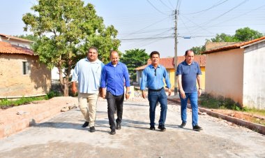 Prefeito Antônio Reis visita obras de calçamento do projeto PlanMob