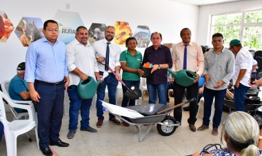 Prefeitura entrega Kits de horticultura para hortas comunitárias em Floriano