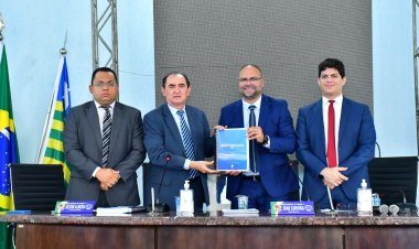 Prefeito de Floriano abre Ano Legislativo 2024 levando sua mensagem à Câmara Municipal