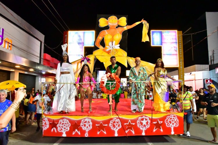 Desfile de escolas de samba e shows na beira-rio marcam o último dia do Carnaval de Floriano