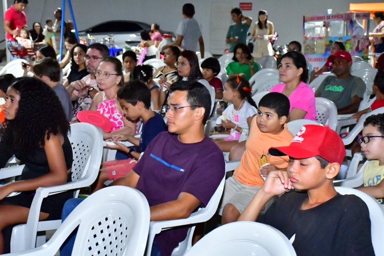 Prefeitura de Floriano promove abertura do projeto ‘Cine Social para Todos’ na praça da Bandeira 