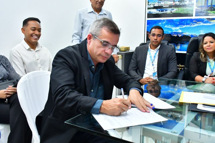 Minha Casa, Minha Vida: Prefeito Antônio Reis assina contratos para a construção de 372 casas em Floriano
