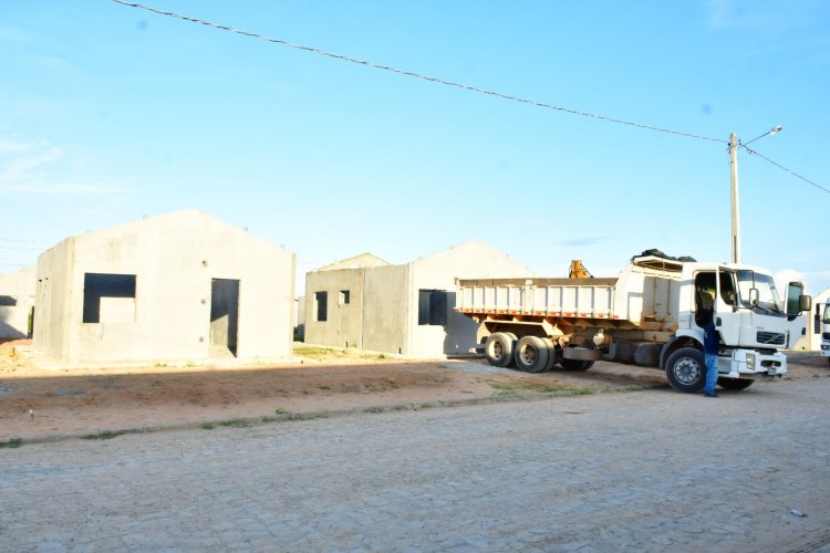 Prefeito e vice de Floriano visitam obras do 'Minha Casa, Minha Vida' no bairro Cajueiro II