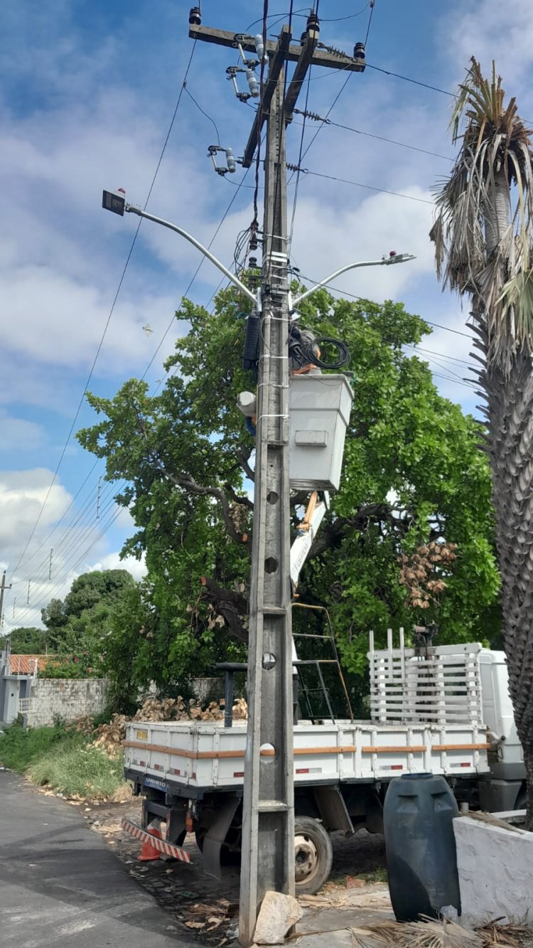 Floriano reforça iluminação pública com mais de 2.300 serviços executados no primeiro trimestre de 2025