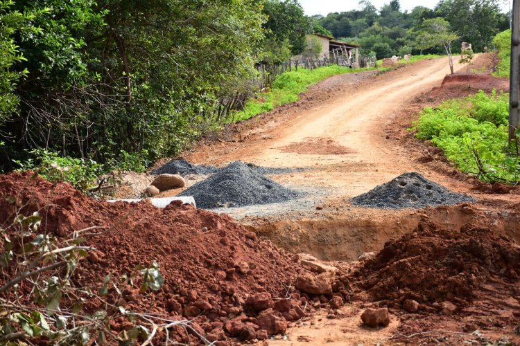 Prefeitura de Floriano intensifica recuperação de estradas vicinais e investe em infraestrutura rural