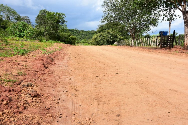 Prefeitura de Floriano intensifica recuperação de estradas vicinais e investe em infraestrutura rural