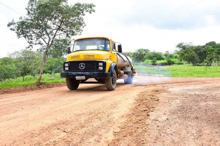 Prefeitura de Floriano intensifica recuperação de estradas vicinais e investe em infraestrutura rural