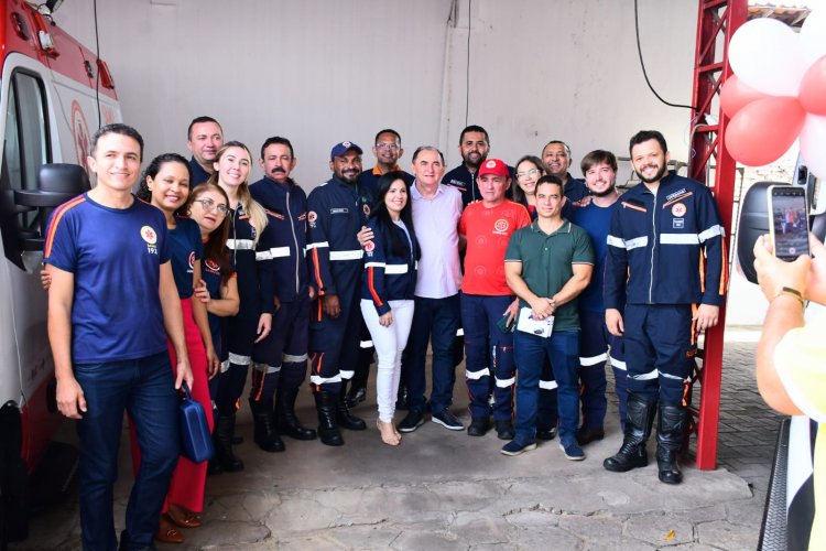 Saúde de Floriano comemora 19 anos do SAMU com entrega de duas novas ambulâncias