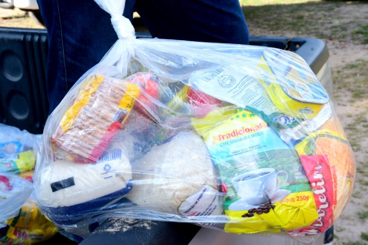 Prefeitura de Floriano inicia entrega de cestas básicas da Semana Santa