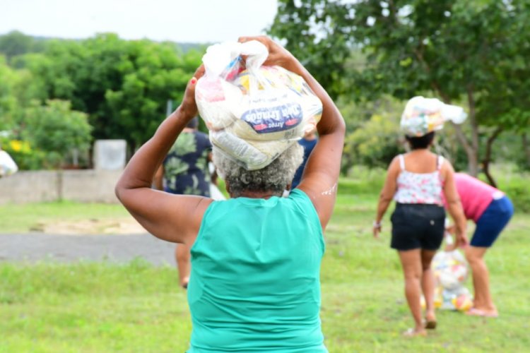 Semana Santa: Prefeitura de Floriano realiza entrega de cestas básicas a famílias das zonas urbana e rural do município 