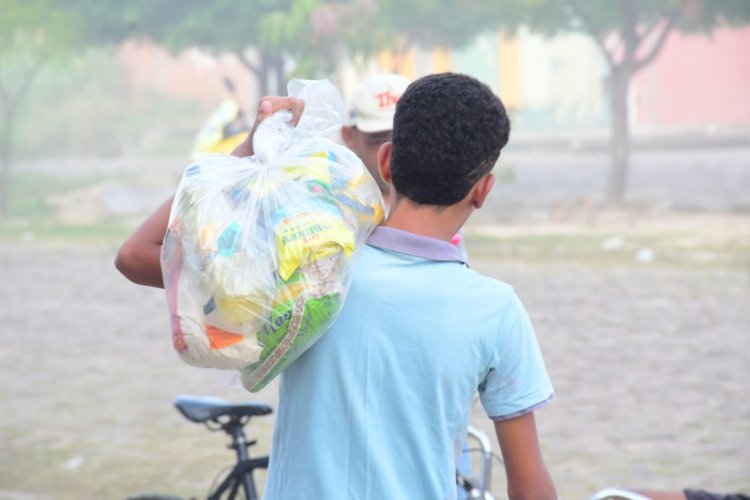 Semana Santa: Prefeitura de Floriano realiza entrega de cestas básicas a famílias das zonas urbana e rural do município 