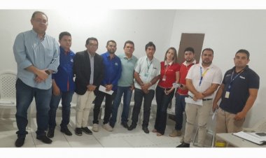 Prefeitura de Floriano realiza reunião para tratar de cabeamentos soltos nas vias públicas