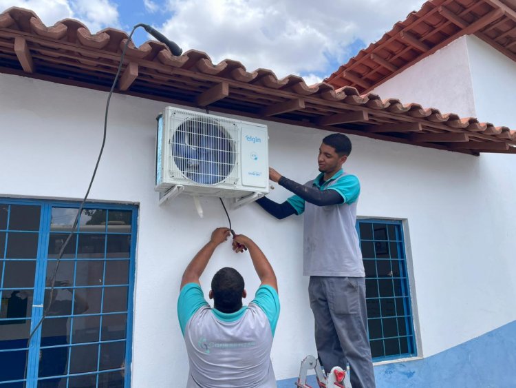 Prefeitura de Floriano instala aparelhos de ar-condicionado em escola da localidade Amolar