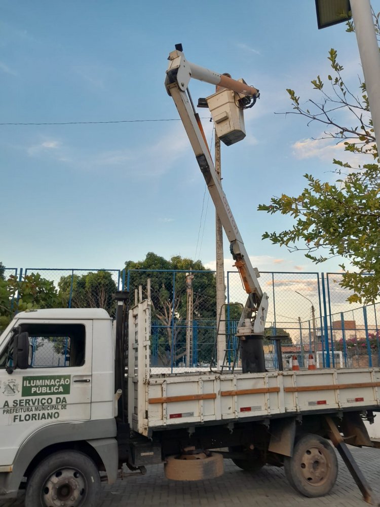 Infraestrutura de Floriano realizou mais de 550 serviços de iluminação pública no mês julho