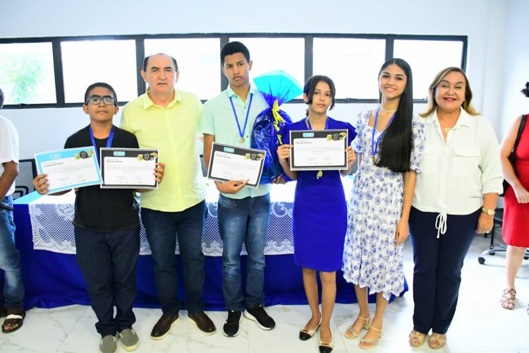 Prefeitura de Floriano homenageia alunos da rede municipal destaque no IFPI e na OBMEP 2025