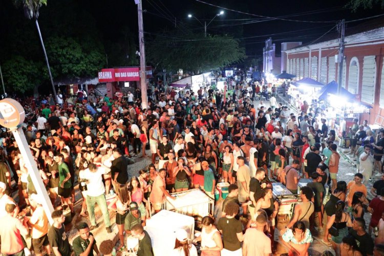 Arrastão com Durval Lelys marca estreia da folia de carnaval em Floriano 