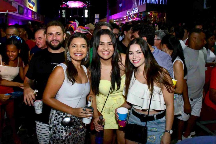 Arrastão com Durval Lelys marca estreia da folia de carnaval em Floriano 
