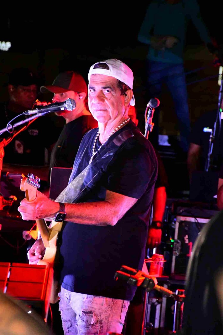 Arrastão com Durval Lelys marca estreia da folia de carnaval em Floriano 