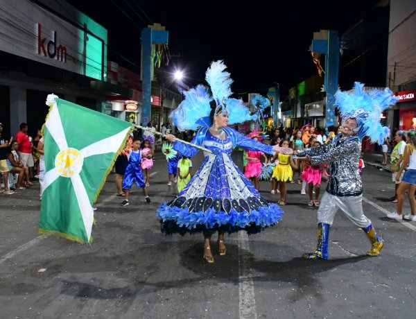 Desfile das Escolas de Samba encanta público na Avenida Getúlio Vargas