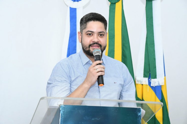 Educação de Floriano apresenta novo fardamento escolar e assina contrato com empresa que vai confeccionar os uniformes