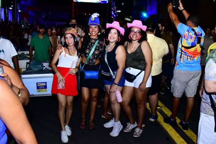Dany Melody arrasta multidão e agita o Carnaval de Floriano neste sábado (14)