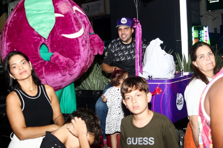 Dany Melody arrasta multidão e agita o Carnaval de Floriano neste sábado (14)