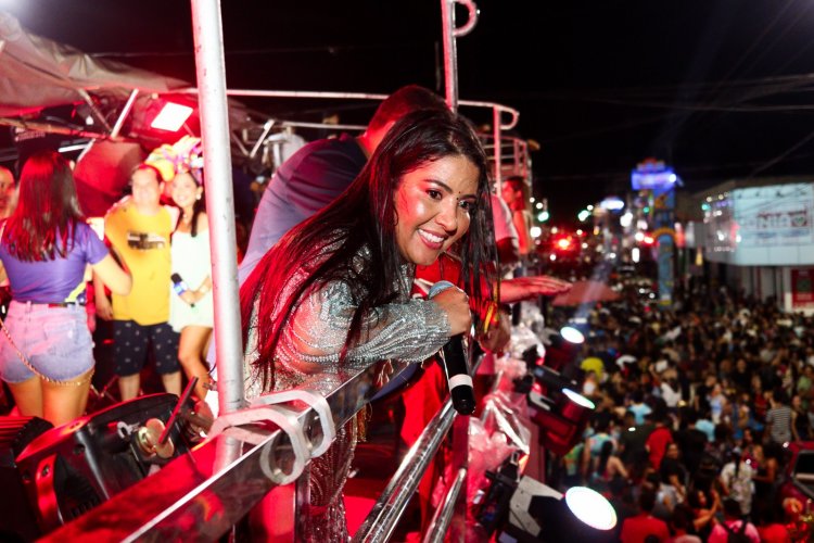 Dany Melody arrasta multidão e agita o Carnaval de Floriano neste sábado (14)
