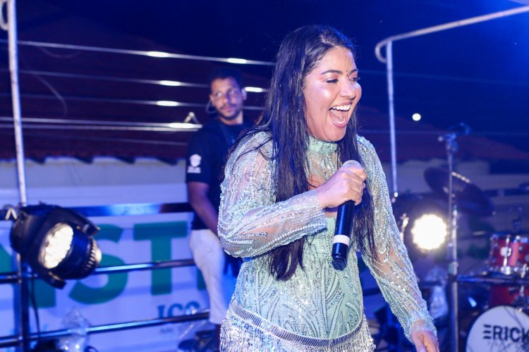 Dany Melody arrasta multidão e agita o Carnaval de Floriano neste sábado (14)