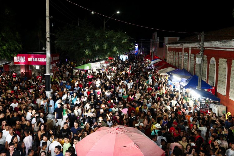 Dany Melody arrasta multidão e agita o Carnaval de Floriano neste sábado (14)