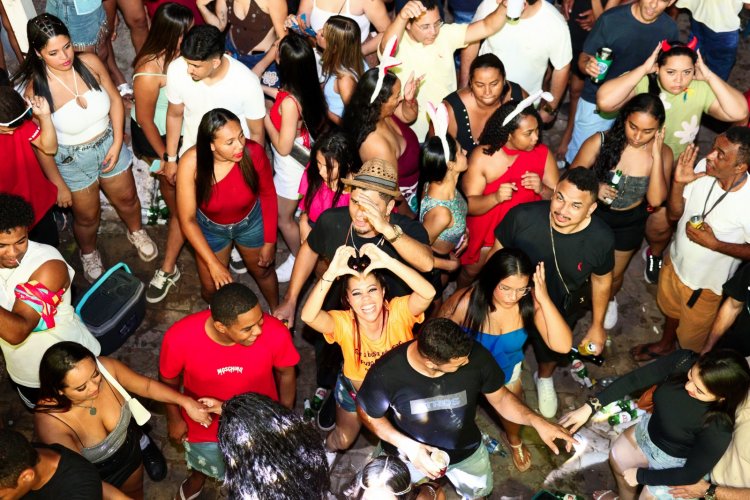 Dany Melody arrasta multidão e agita o Carnaval de Floriano neste sábado (14)