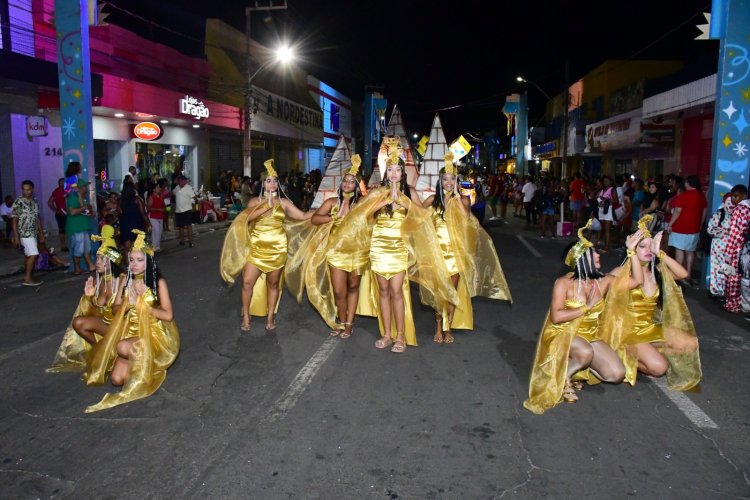 Desfile das Escolas de Samba encanta público na Avenida Getúlio Vargas