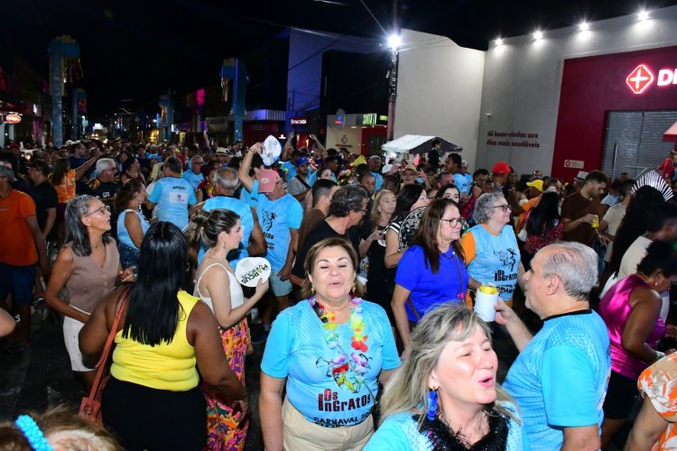 Desfile das Escolas de Samba encanta público na Avenida Getúlio Vargas