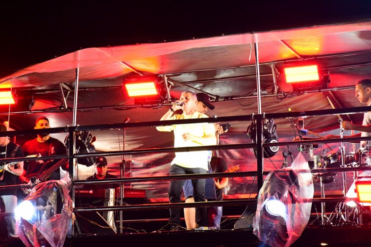 Desfile das Escolas de Samba encanta público na Avenida Getúlio Vargas