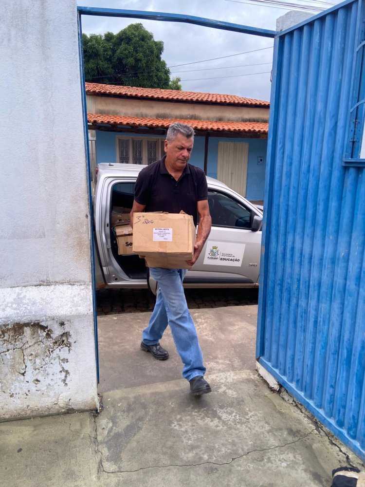 Prefeitura de Floriano realiza entrega de livros para alunos da rede municipal