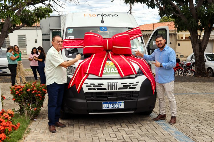 129 anos: Prefeitura de Floriano entrega van do MobSUAS para fortalecer a assistência social