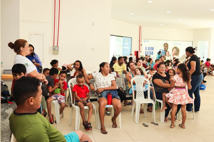 Prefeitura de Floriano e Sesapi entregam óculos gratuitos a crianças atendidas pela Carretinha da Saúde