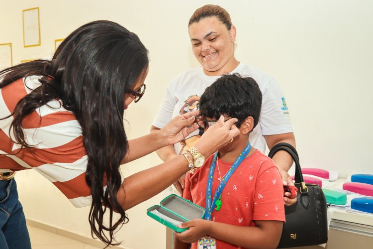 Prefeitura de Floriano e Sesapi entregam óculos gratuitos a crianças atendidas pela Carretinha da Saúde