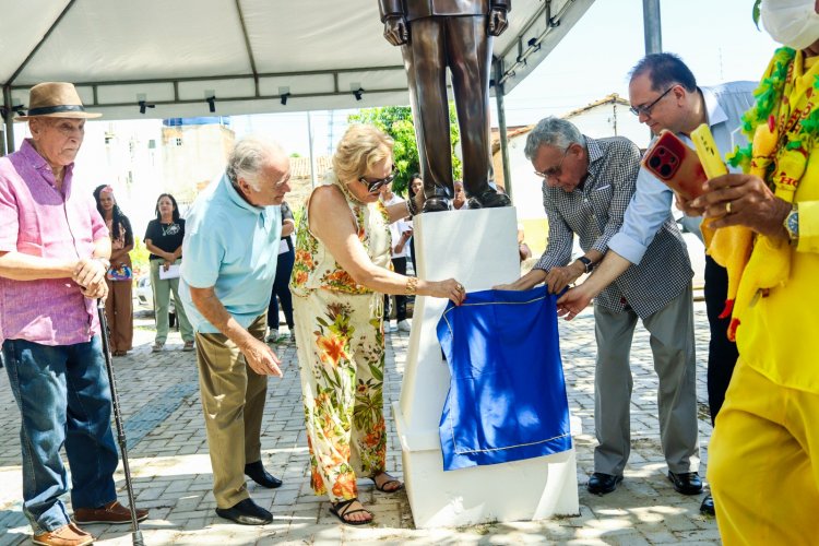 129 ANOS: Prefeitura de Floriano inaugura estátua em homenagem ao educador Dr. Manoel Sobral Neto