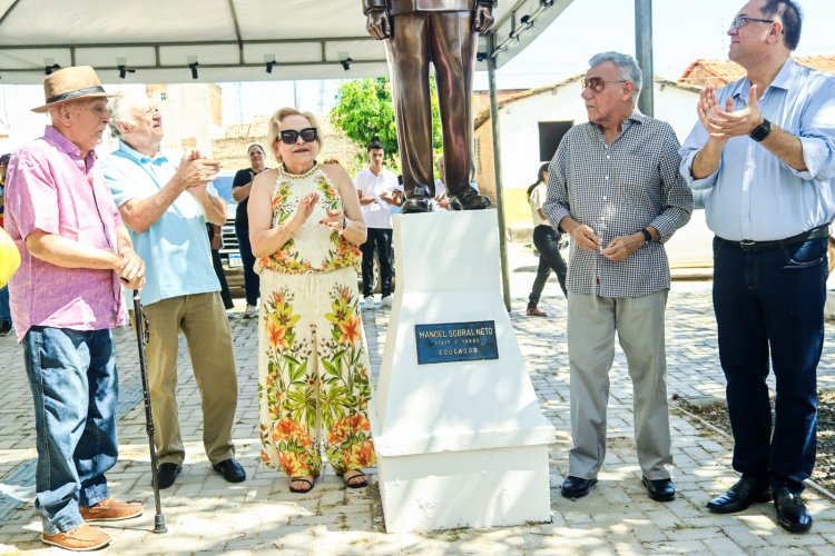 129 ANOS: Prefeitura de Floriano inaugura estátua em homenagem ao educador Dr. Manoel Sobral Neto