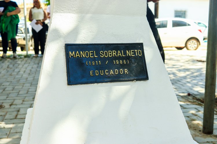 129 ANOS: Prefeitura de Floriano inaugura estátua em homenagem ao educador Dr. Manoel Sobral Neto