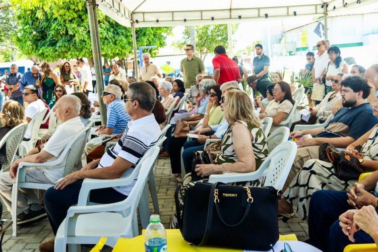 129 ANOS: Prefeitura de Floriano inaugura estátua em homenagem ao educador Dr. Manoel Sobral Neto