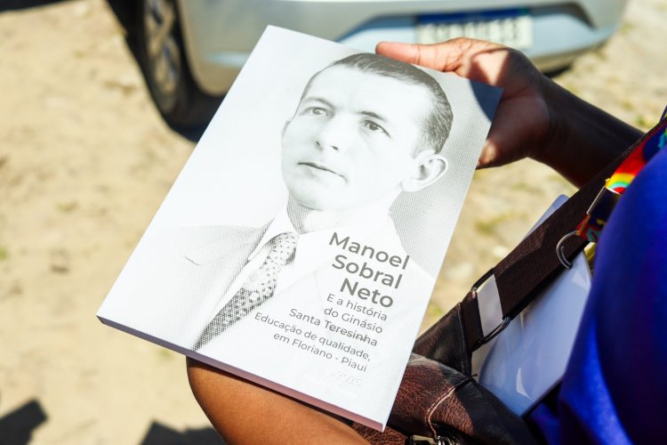 129 ANOS: Prefeitura de Floriano inaugura estátua em homenagem ao educador Dr. Manoel Sobral Neto