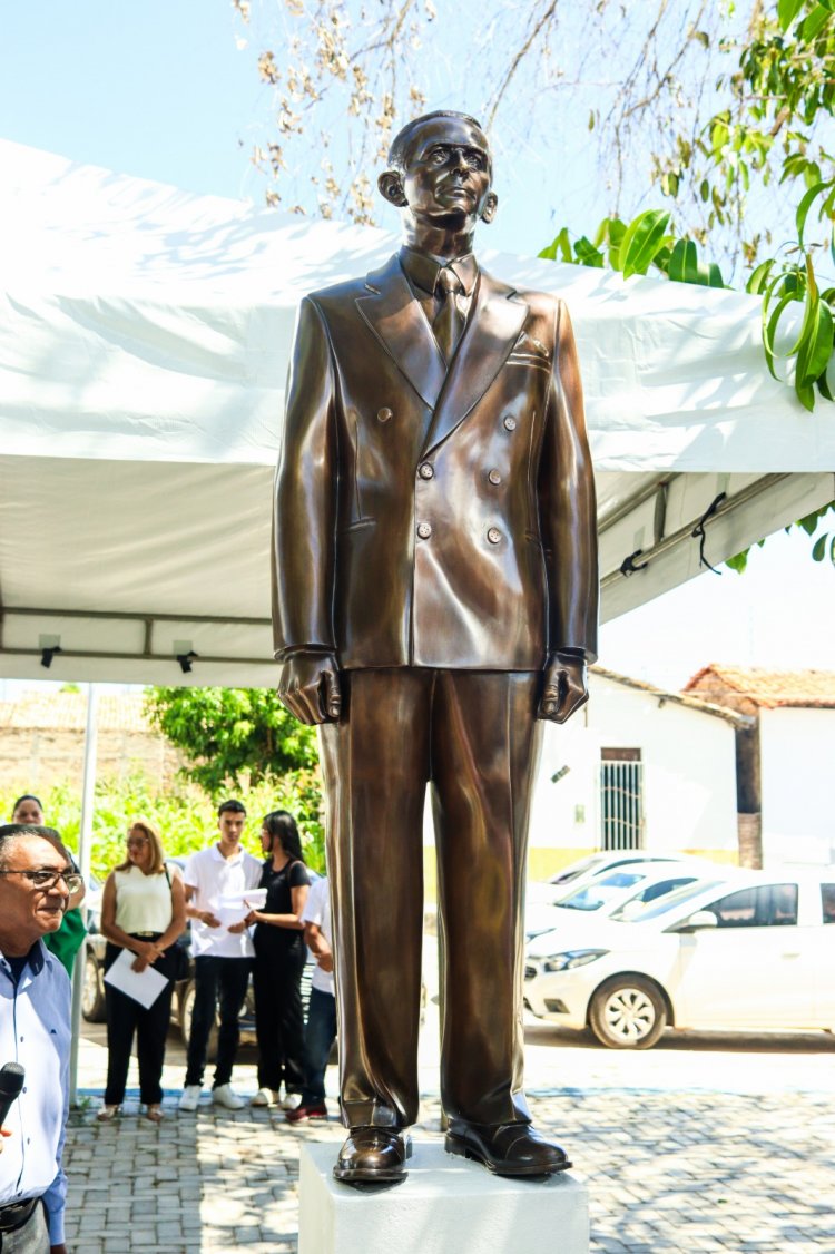 129 ANOS: Prefeitura de Floriano inaugura estátua em homenagem ao educador Dr. Manoel Sobral Neto