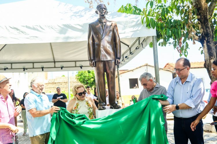 129 ANOS: Prefeitura de Floriano inaugura estátua em homenagem ao educador Dr. Manoel Sobral Neto