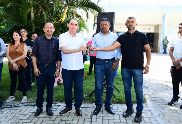 129 ANOS: Prefeitura de Floriano entrega veículos e equipamentos para fortalecer saúde, educação e infraestrutura